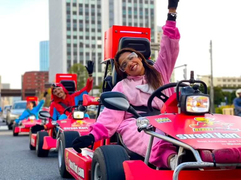 टोक्यो में चीयर्स! स्ट्रीट कार्ट से घूमें इज़ाकाया फूड टूर