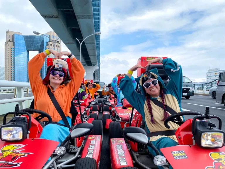 टोक्यो के मशहूर स्पॉट्स से गुज़रते हुए — स्ट्रीट कार्ट से घूमें, एक बिल्कुल अलग टूरिस्ट रूट